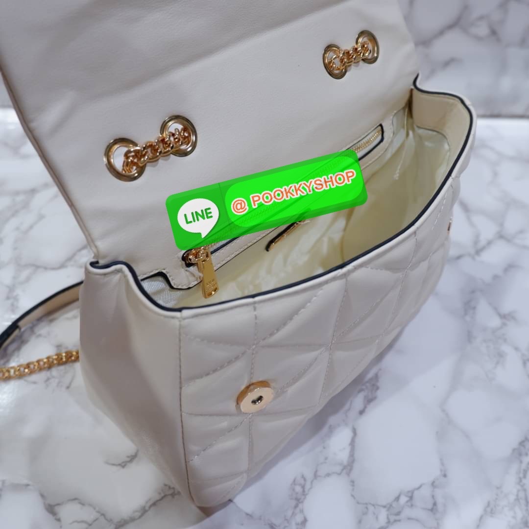 lyn มาแล้วจ้าา ใครสายลูกคุณหนู สวยหรูดูแพง ต้องรีบจัดแล้ว! กระเป๋าทรงเหลี่ยมใบใหญ่ จุของได้เยอะม๊ากกกก สายกระเป๋าเป็นโซ่สีทองปรับระดับได้ เปิด-ปิดด้วยกระดุมแม่เหล็ก ด้านหน้าปักหมุดlogo brand แอบกระซิบว่าถึงใบจะใหญ่แต่เบาสบายไม่ปวดไหล่นะจ๊ะ ด้านหลังมีช่องใ