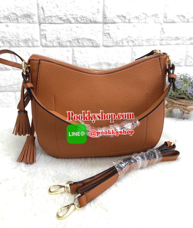 New Kate spade new york shoulderbag พร้อมส่งค่ะ นานๆจะมีมา!!! กระเป๋าสะพายไหล่หรือสะพายข้างได้ วัสดุหนังลายลิ้นจี่ ลายหนังสวย นิ่ม น่าใช้มากๆค่ะ ทรงฮิตเลยจ้าา ด้านหน้ามีพวงหนังผูกโบว์ห้อยยาวลงมา ตอกย้ำความสวยมาเพิ่มให้นะคะ เปิดปิดกระเป๋าแบบซิป ภายในโล่ง ใ