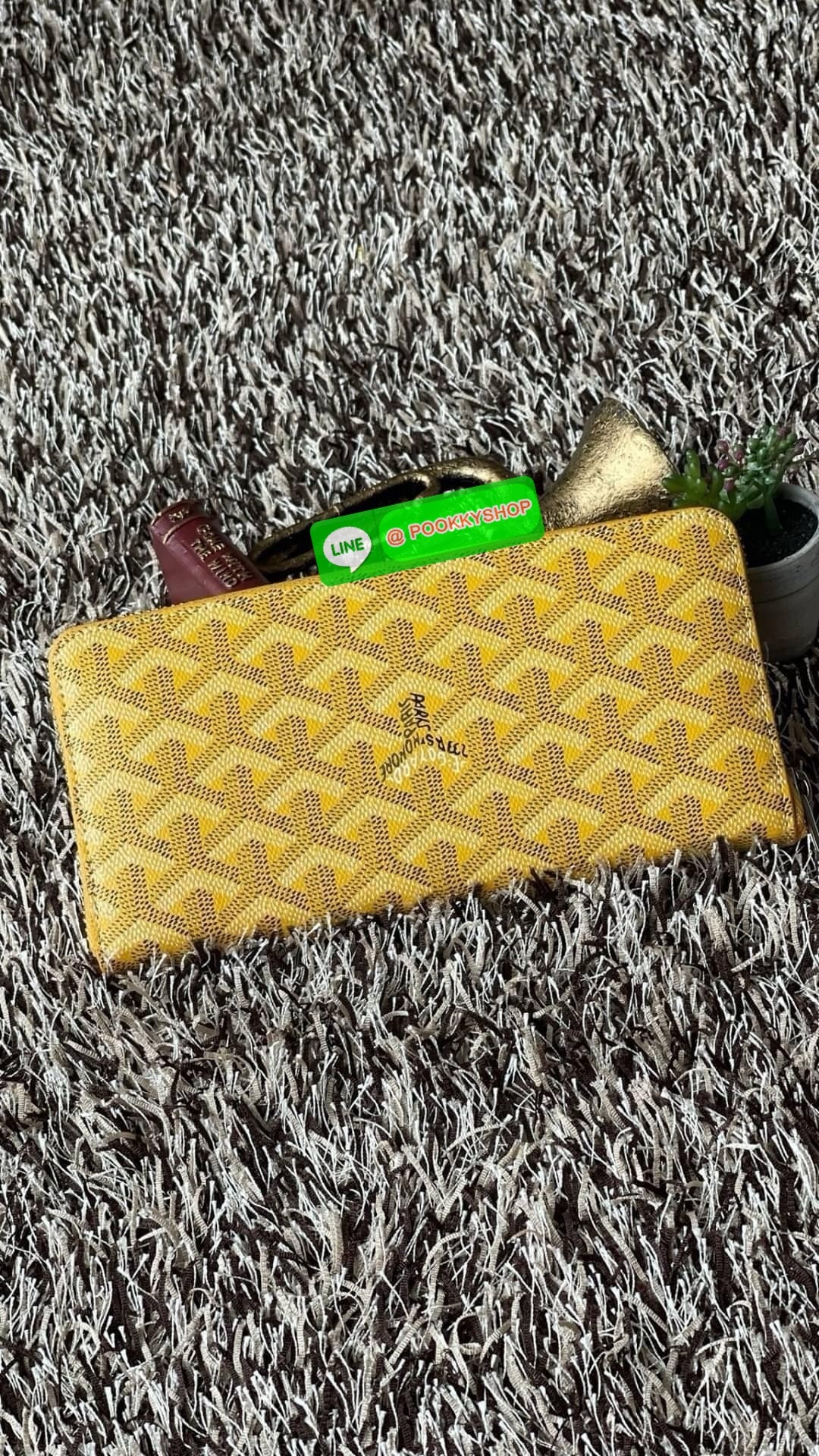 Goyard Matignon GM Wallet แบรนด์สัญชาติฝรั่งเศสที่มีความคลาสสิคและลวดลายอันเป็นสัญลักษณ์ อีกหนึ่งรุ่นที่แนะนำ กระเป๋าสตางค์ แบบยาว Matignon GM ที่มีซิปปิดสนิทและปลอดภัย ช่องใส่การ์ด 12 ช่อง ช่องซิปตรงกลาง และช่องเก็บของขนาดใหญ่ 2 ช่อง ช่วยให้คุณเก็บการ์ด