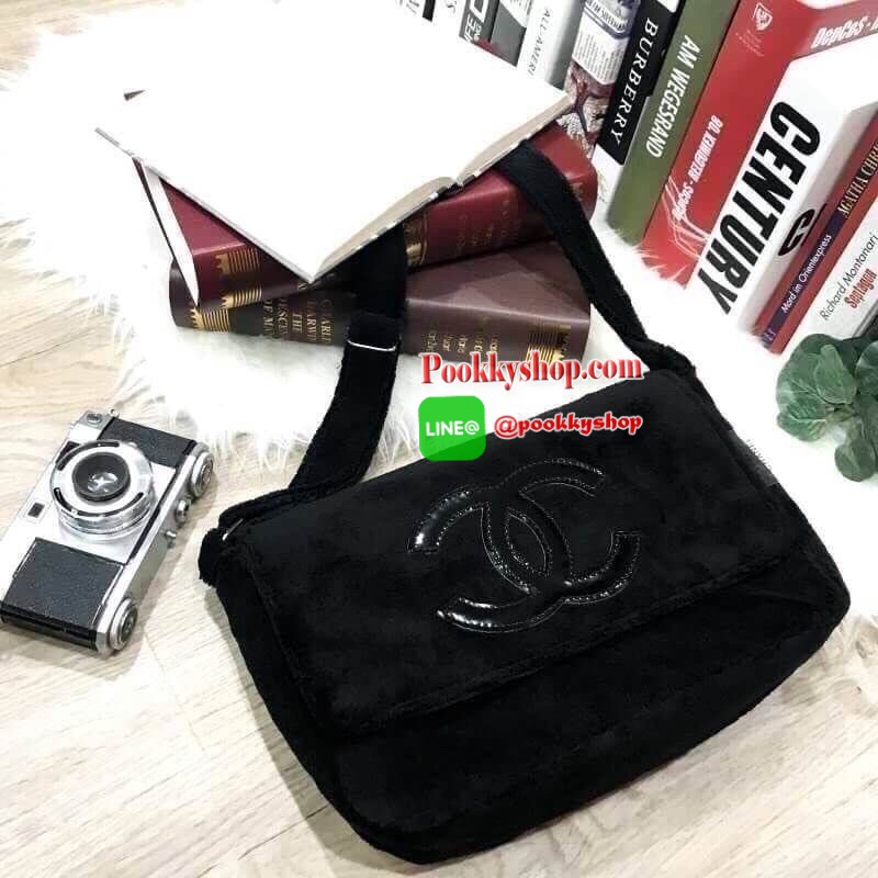 MUST HAVE! Chanel Beaute Crossbody Bag กระเป๋าถือหรือสะพายพรีเมี่ยมของเเท้จาก Chanel Cosmetic Counter VIP Gift รุ่นแนะนำวัสดุขนวูฟสีดำหนานุ่มตัดโลโก้แบรนด์หนังแก้วสวยโดดเด่น น้ำหนักเบา เปิดปิดด้วยฝาปิดกระดุมแม่เหล็ก ใบใหญ่กำลังดีใส่ ipad กระเป๋าสตางค์ใบยา