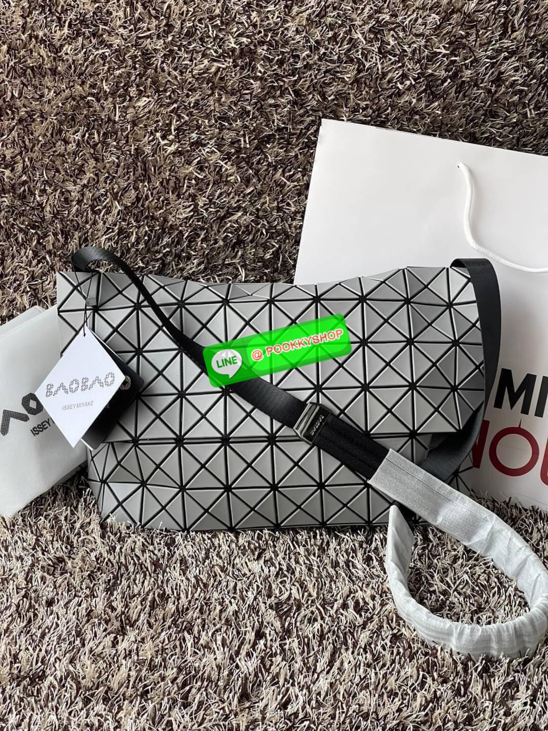 💕Baobao Issey Miyake Prism Sac ชาวมินิมอลทั้งชายและหญิงต้องถูกใจรุ่นนี้ เพราะ Prism Sac เป็นกระเป๋าแบบ unisex ที่มาพร้อมกับความเรียบง่ายของวัสดุเนื้อแมตต์ แต่ให้ลุคสไตล์เท่แบบคูลๆ โดดเด่นด้วยดีไซน์ที่ออกแบบมาให้ใช้งานที่ง่าย ตอบโจทย์ทุกสถานการณ์ฝา