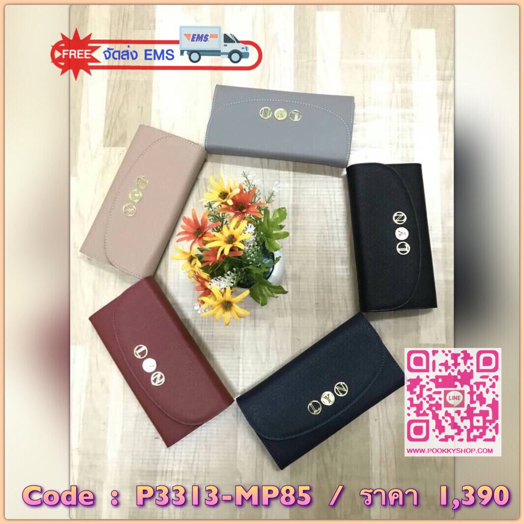 LYN Chelsea Long Wallet กระเป๋าสตางค์ทรงยาวรุ่นใหม่!! แบบ 3พับ วัสดุหนังลายsaffiano เปิดปิดด้วยกระดุมใช้งานง่าย ด้านหน้ามีดีเทลเก๋ๆประดับอักษรทรงกลมลายโลโก้แบรนด์โดดเด่น ภายในช่องใส่บัตรหลายช่อง ช่องซิปใส่เหรียญและธนบัตร ชอบสีไหนจัดเลยคร้า ไม่ผิดหวัง!!!