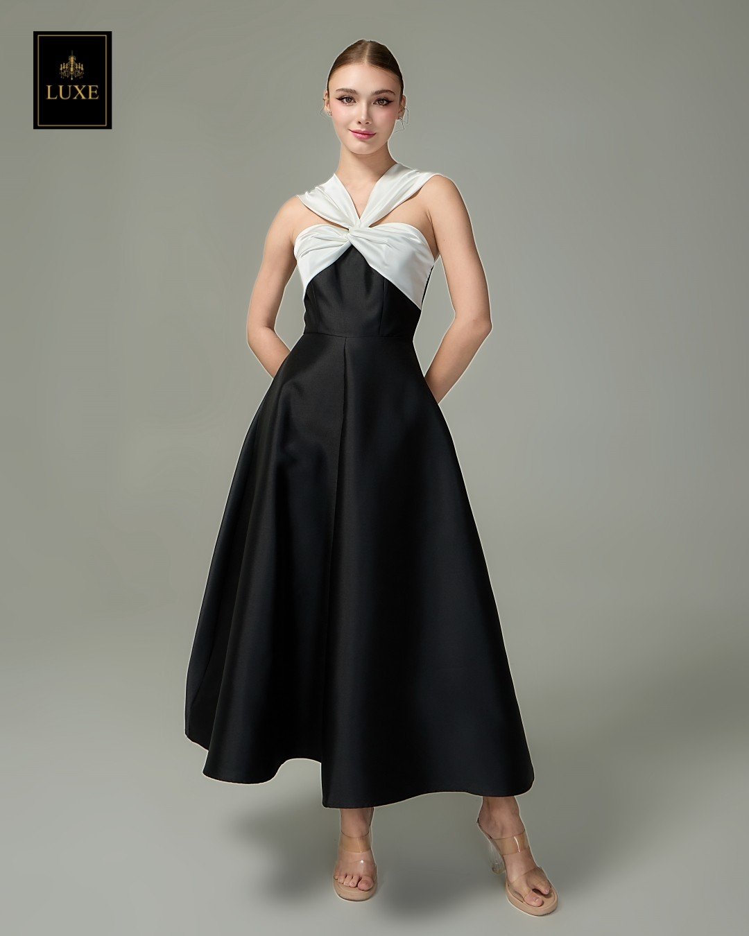 เดรสแฟชั่น เดรสเสื้อคล้องคอแขนกุด ทรงเข้ารูป กระโปรงบาน มีกระเป๋าข้าง