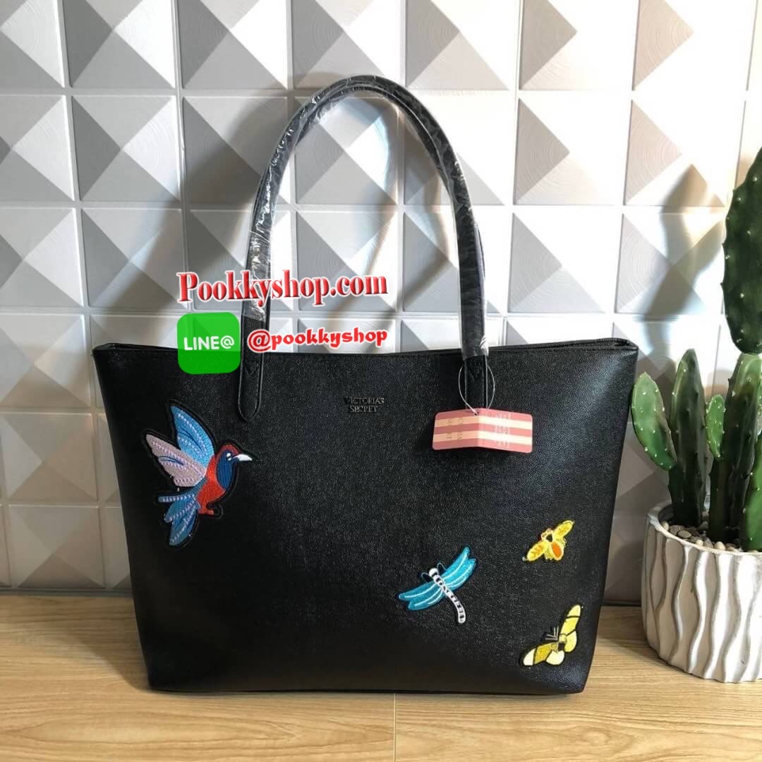 Victoria’s Secret Tote Bag 2019 กระเป๋าถือหรือสะพายลายหนังคาเวียร์ สวยด้านหน้าประดับด้วยโลโก้ ตัวกระเป๋าแต่งด้วยลายปักสวยเก๋ ปากกระเป๋าเปิดปิดด้วยซิปสะดวกใช้ ภายในมีช่องโล่งและช่องเล็กไว้แบ่งเก็บของ ใส่หนังสือ เอกสาร A4 Notebook ipad กระเป๋าสตางค์ ของใช้ไ