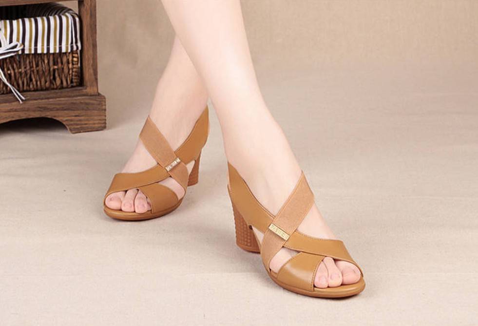 รองเท้าส้นสูงดีไซน์สวยเรียบหรูสวมใส่สบาย วัสดุ pu เนื้อหนานุ่มคุณภาพดี แต่งสายยางยืดด้านหน้าเพิ่มความยืดหยุ่นในการสวมใส่ ส้นสูง 2.5" ตัวพื้นผลิตจากยางพาราเหนียวหนึบยึดเกาะกันลื่นได้ดี ดีไซน์มาให้สำหรับทุกวัย ทรงแน่นใช้งานแข็งแรงคุ้มราคาค่ะ รูปถ่ายจาก