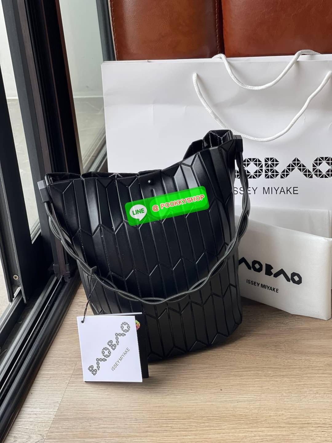 💕Baobao Issey Miyake Large Bucket กระเป๋าบัคเก็ตขนาดใหญ่สามารถใช้ใส่ร่มพับได้หรือขวดน้ำขนาดเล็กได้ ซีรีย์ใหม่นี้มีจุดเด่นที่แผ่นรูปทรงสี่เหลี่ยมด้านขนานในแนวตั้ง เกิดเป็นรูปทรงสามมิติซึ่งแตกต่างไปจากรูปทรงที่เกิดขึ้นจากแผ่นสามเหลี่ยม หูหิ้วสามารถข