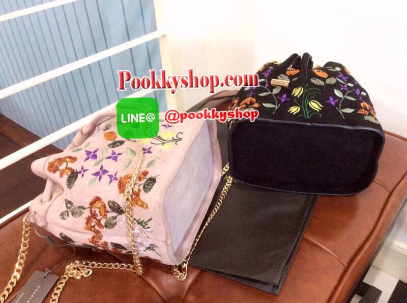 พร้อมส่ง ส่งฟรี EMS กระเป๋าสะพาย CHARLES & KEITH EMBELLISHED DRAWSTRING BAG SL2-20780488 ทรงขนมจีบ ปักลายดอกไม้ ชนชอป สิงคโปร์ 2018 สุด chic กระเป๋าผ้าผสมหนัง ปักลาย สีสันสวยงาม เปิดปิดด้วยหนังรูด อะไหล่ทองทั้งใบ สวย น่ารักกก!!! มากๆค่ะ นานๆจะผลิตออกมาวาง