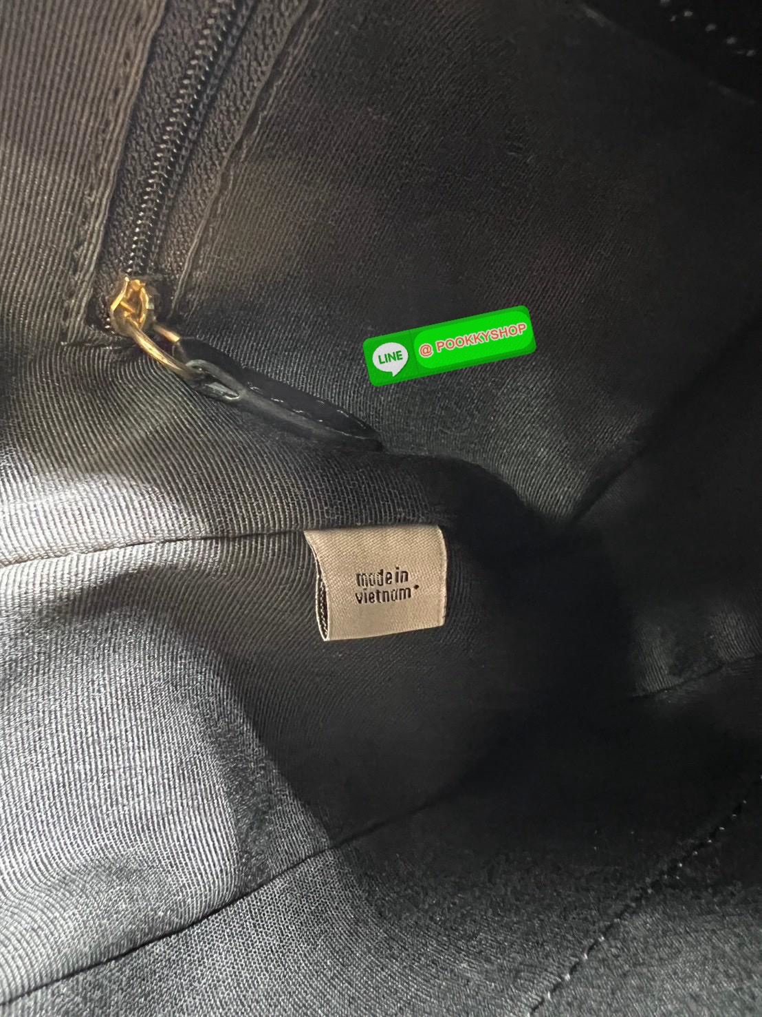 Coach Teri Hobo In Signature Canvas กระเป๋าคล้องไหล่และสะพายข้าง วัสดุแคนวาส+หนังแท้ เปิด-ปิดกระเป๋าแบบซิป ภายในโล่ง มีช่องซิป1ช่อง ช่องใส่ของจุกจิกอีก1ช่อง ด้านหลังมีช่องซิป1ช่อง มีสาย2เส้น สำหรับคล้องไหล่และสะพายข้าง