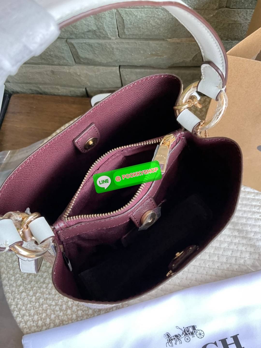 COACH SMALL TOWN BUCKET BAG IN SIGNATURE CANVAS รุ่น 2312 Collection บักเก็ตคลาสสิค รุ่นยอดนิยม กำลังมาแรงมากๆ กระเป๋าสะพายไหล่ และ Cross Body วัสดุหนังแคนวาสอย่างดี มาพร้อมสายสะพายสะพายไหล่ถอดออกไม่ได้ / สายสะพายยาว สายถอดออกได้ มี 3 ช่องใช้งาน