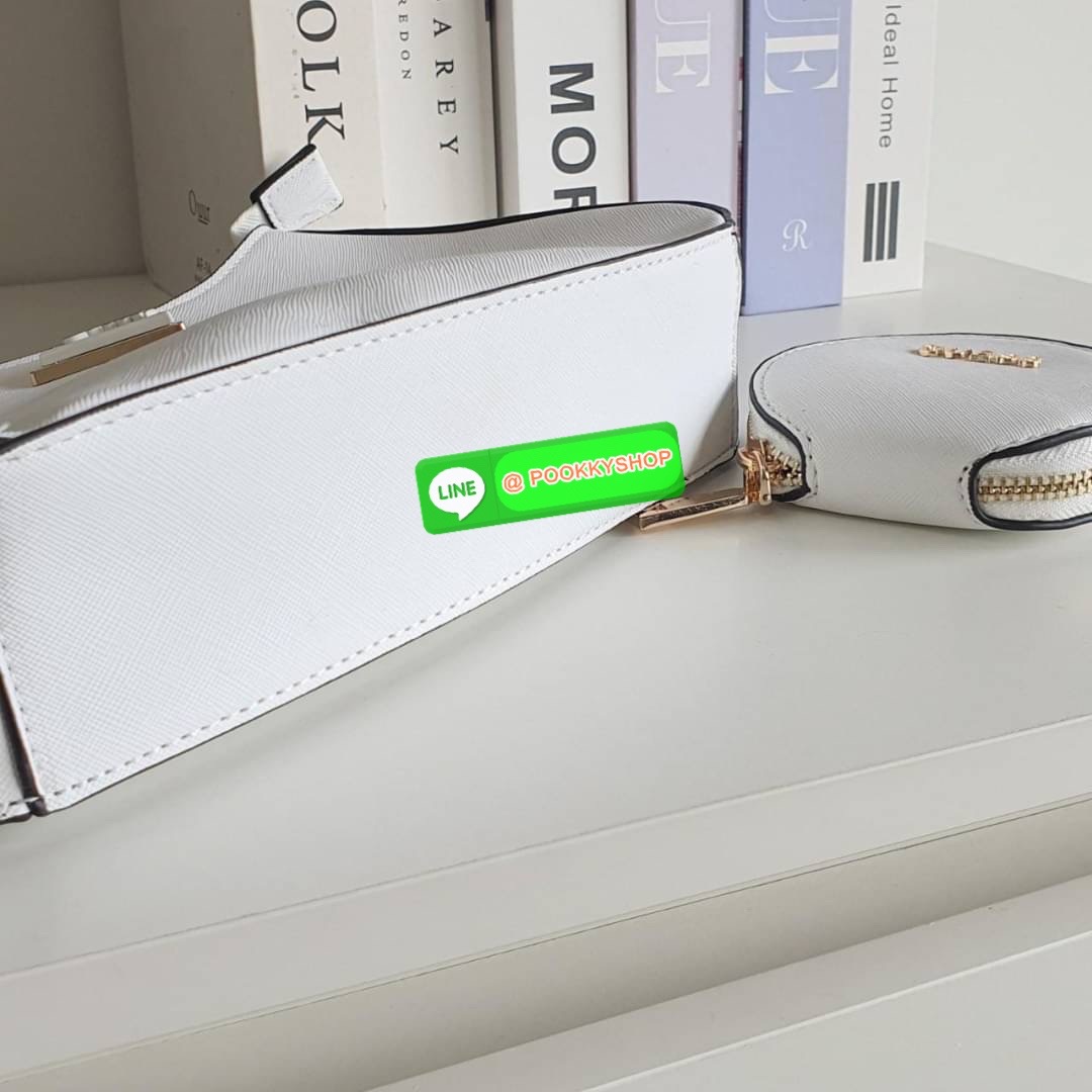 รุ่นใหม่ล่าสุด! GUESS ALEXIE TOP ZIP SHOULDER BAG กระเป๋าทรงยอดฮิต ซื้อ1ได้ถึง2ไอเท็ม วัสดุตัวหนังลาย SAFFIANO สวยหรู เปิดปิดด้วยซิปยาว ด้านในใส่กระเป๋าสตางค์ยาว มือถือได้ทุกรุ่น พร้อมช่องซิปและช่องใส่บัตรแยกให้ เพิ่มความน่ารักด้วย กระเป๋าใส่เหรียญใบเล็กท