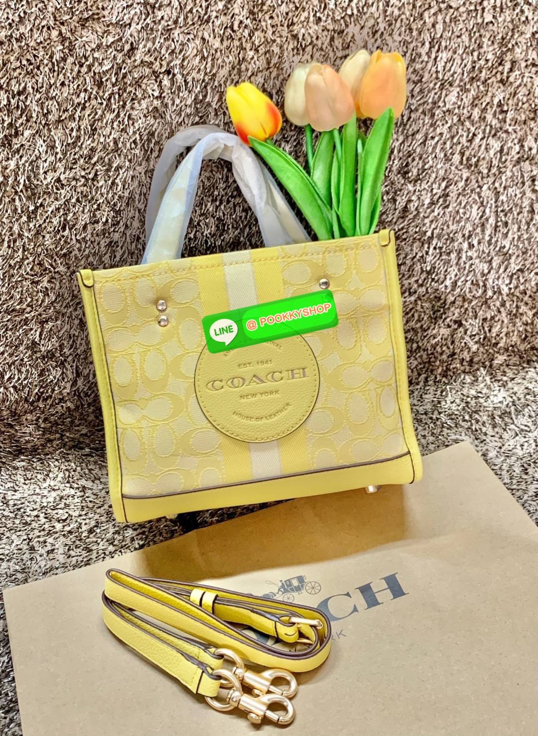 COACH DEMSEY TOTE IN SIGNATURE JACQUARD WITH COACH PAT ((C8417//C5115)) พร้อมส่งที่ไทย ห้ามพลาด สีน้องสวยมากๆค่ะ กระเป๋าทรงTote ขนาดพอดีลำตัว ใช้วันไหนๆก็เหมาะมากค่ะ วัสดุJacquard ทอลายแบรนด์ ตัดขอบหนังแท้ สวยงามมากๆค่ะ ด้านหน้าจะมีป้ายวงกลมโลโก้แบรนด์อัน