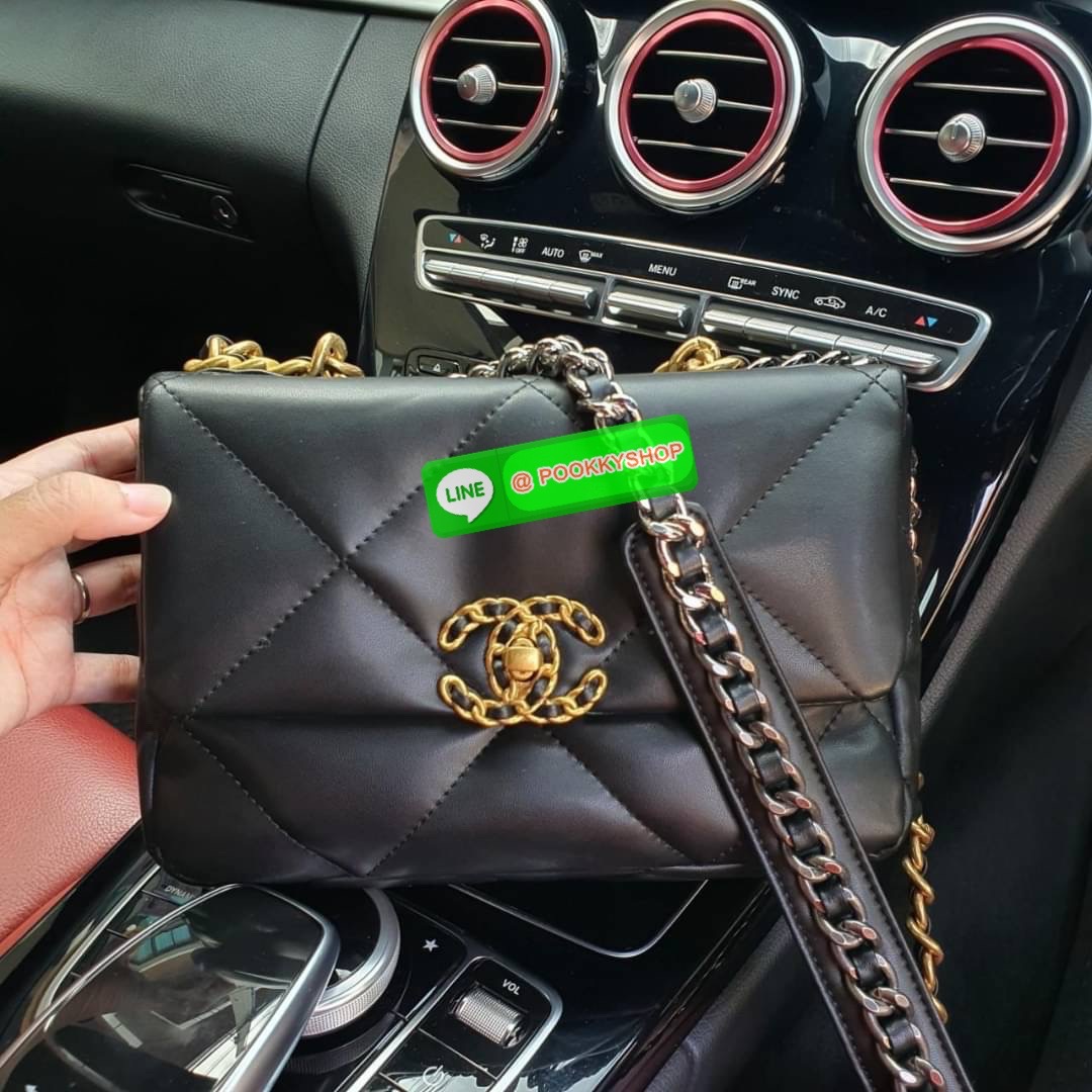 ต้อนรับเทศกาลแห่งความสุข กับกระเป๋างานกิฟท์ CHANEL VIP GIFT CROSSBODY BAG ทรงหรู หนังพียูพรีเมี่ยมหนังนิ่ม อะไหล่ทองวินเทจผสมเงิน มีหนังรองบ่า สวยหรูมากเปิดปิดด้วยตัวหมุน ด้านในบุผ้าสีแดงใส่กระเป๋าสตางค์ได้ถึงใบยาว มือถือได้ทุกรุ่น พร้อมช่องซิปให้อีกหนึ่ง