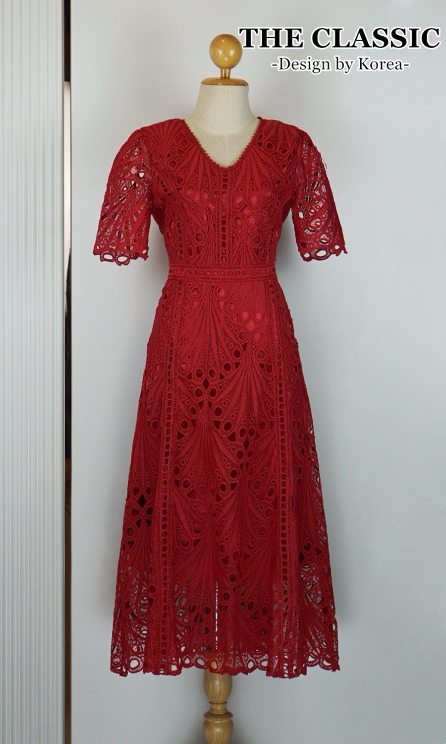 เดรสแฟชั่น เดรสยาวลูกไม้ คอวีแขนสั้น ใช้ผ้าลูกไม้เนื้อหนาอย่างดี ขึ้นลวดลายดอกไม้