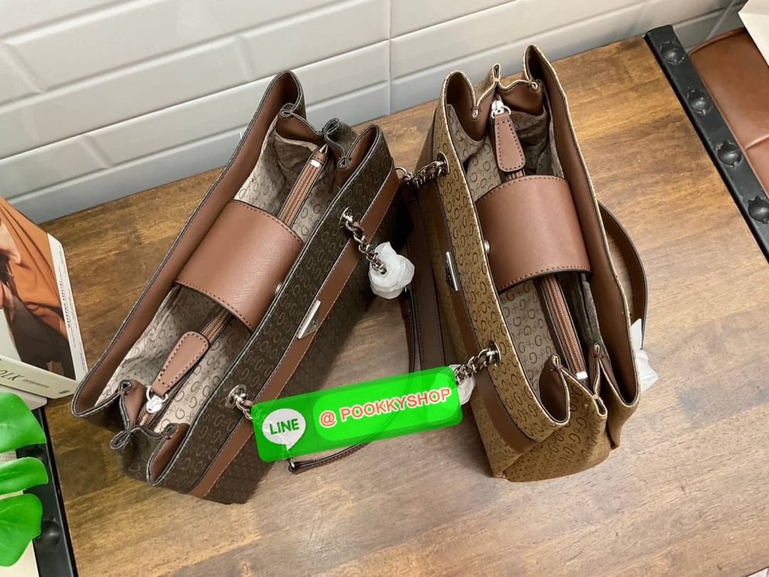 GUESS กระเป๋าสะพายผู้หญิง รุ่น SV859606 VIOLET SATCHEL กระเป๋าถือหรือสะพายสินค้านำเข้าจาก GUESS FACTORY รุ่นยอดนิยม ลายโลโก้ รอบใบ หนัง faux-saffiano หนังคุณภาพดี ตั้งอยู่ทรง สายโซ่ทองต่อหนังสะพายไม่เจ็บไหล่ โลโก้แบรนด์ สวยโดดเด่นที่กระเป๋าด้านหน้า เปิดปิ