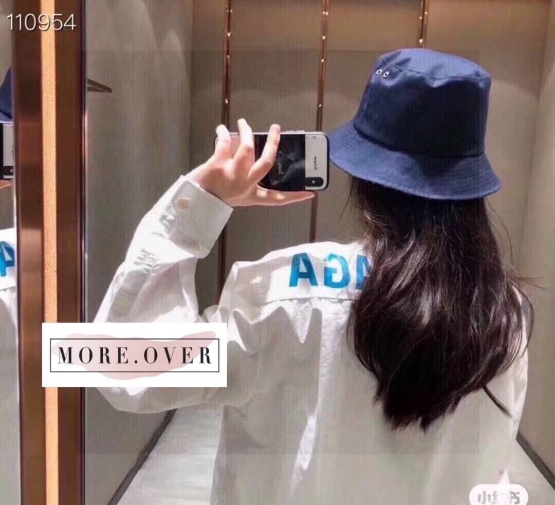 หมวกทรง bucket ทอลายโลโก้แบรนด์ ทั้งใบ สีกรมสวยหรู ใบนี้คุ้มมากค่ะ ใส่ได้ทั้ง้ 2 ด้านนะค่ะ ทรงนี้ใส่ได้ตลอดนะค่ะ มีติดไว้ได้เลยจ้า ทรงสวยมาก งานคุณภาพการันตี มีป้าย tag แบรนด์