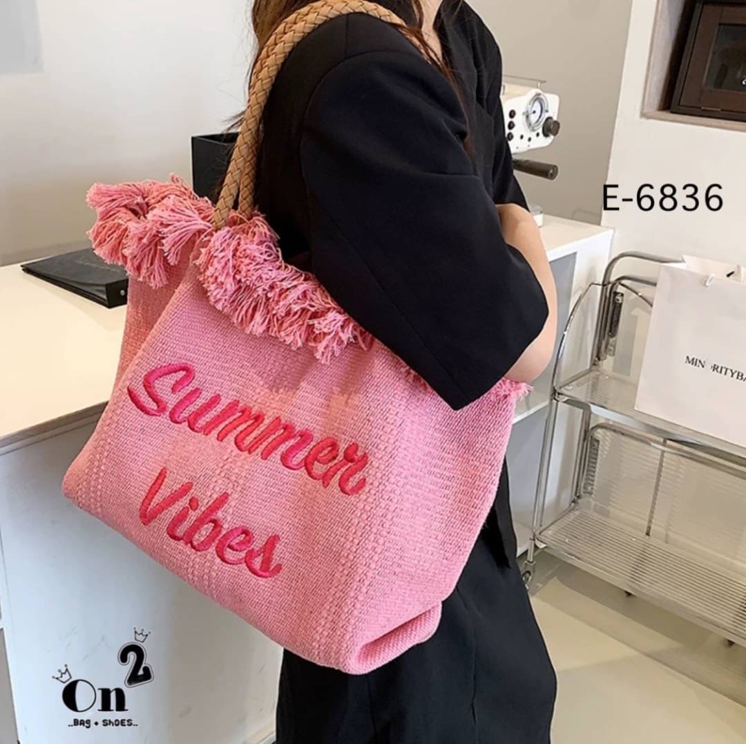กระเป๋าสะพายแฟชั่นทรงชอปปิ้ง แต่งขอบปล่อยพู่ดูเก๋ ใบใหญ่ใช้งานง่าย จุของได้เยอะเลยค่ะ พร้อมส่งน้า