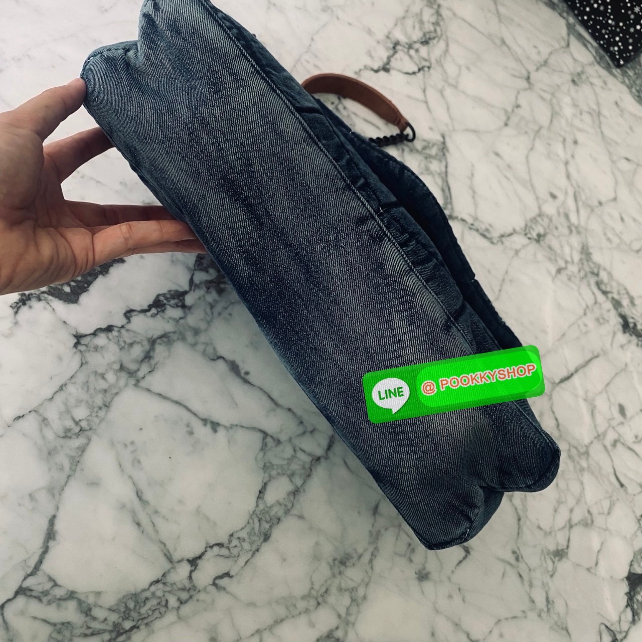 YSL Puffer denim shoulder bag กระเป๋าสะพายเดนิมฟอก สวยเท่ห์คลาสสิกลายเชฟล่อนเป็นเอกลักษณ์ รุ่นเดนิมยอดนิยม ทรงสวย ใช้ได้บ่อยไม่มีเบื่อ ดีไซน์เรียบหรู ออกแบบมาให้ใช้งานได้สะดวกด้วยกระดุมแม่เหล็ก พับทรงเข้ารูป ภายในโล่งกว้าง มีช่องซิป สามารถจุของสำคัญได้อย่