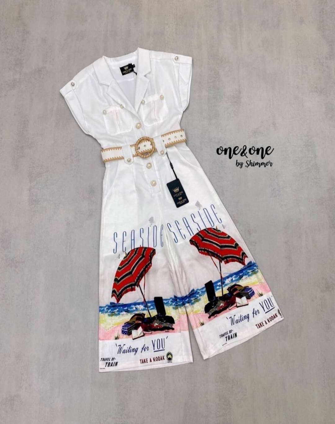 จั้มสูทเนื้อผ้าคอตตอนพิมพ์ลายริมทะเลสวยคมชัด งานมีซับใน และตกแต่งกระดุมทองเพิ่มความสวยหรูให้กับตัวเพย์สูท มาพร้อมเข็มขัดเข้าเซ็ท ให้ลุคสวยสดใสในวันสบายๆของคุณแน่นอนค่า