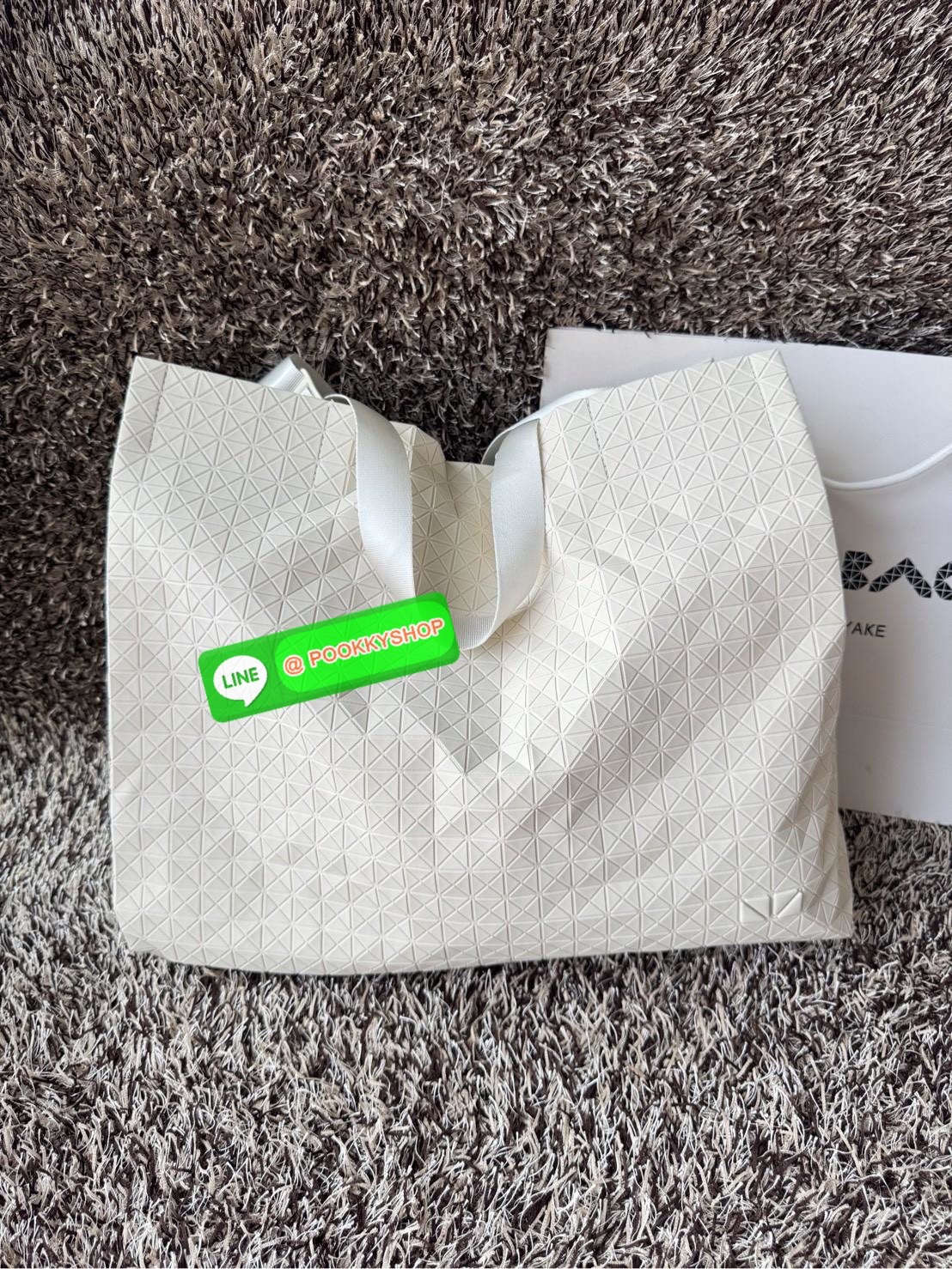 Baobao Issey Miyake Cart geometric L tote bag รูปทรงที่สร้างขึ้นโดยบังเอิญ' เสื้อผ้าที่มีโครงสร้างและได้รับการออกแบบทางวิศวกรรมอันเป็นเอกลักษณ์ของแบรนด์ ส่งต่อไปยังเครื่องประดับที่น่าประทับใจและไร้กาลเวลาเหล่านี้ กระเป๋าโท้ต Cart ประดิษฐ์ขึ้นจากการตั