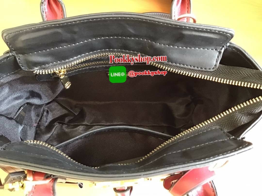 New Collection!!! LYN CROSSBODY BAG กระเป๋าสะพายไหล่ / กระเป๋าถือ ทรงปีกคอลเลคชั่นใหม่ สีทูโทน สวยโดดเด่น(!!)มาพร้อมกับรูปทรงดีไซน์สุดคลาสสิค ตกแต่งด้านหน้าห้อยพวงกุญแจ Lyn สุดเก๋ มาพร้อมกับสายสะพายยาวปรับระดับได้ เปิดปิดด้วยซิป ภายในโล่งกว้าง แยกเป็นสัดส