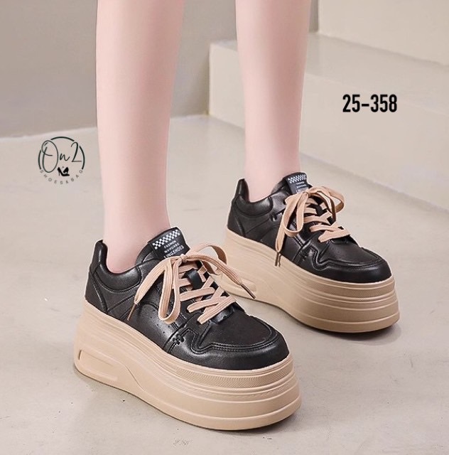 รองเท้าผู้หญิงทรง Sneaker Platform เสริมส้นแบบหนา ดีไซน์แฟชั่นล้ำสมัย ใส่แล้วขาดูยาว หุ่นเพรียวขึ้นทันที น้ำหนักเบา เดินง่ายไม่เมื่อย เข้ากับฤดูนี้สุดๆ! เพราะใส่คู่กับกางเกงขายาวหรือกระโปรงก็โดดเด่น แมทช์เสื้อหนาว เสื้อแขนยาวได้ลงตัว เพิ่มลุคให้ดูสตรีทแฟช