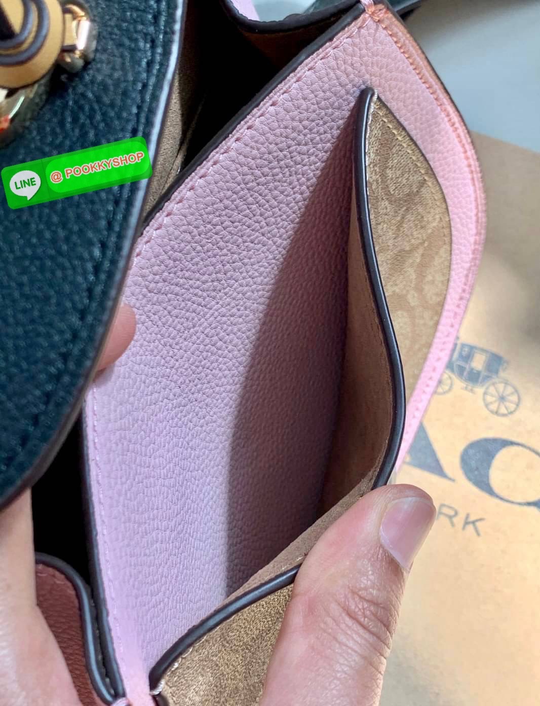 COACH REMI SADDLE BAG IN COLORBLOCK ((1330)) พร้อมส่งที่ไทยอีกครั้ง! กระเป๋าสะพายข้าง//ครอสบอดี้ร์//หรือทบเป็นสายคู่สะพายไหล่ได้ค่ะ แล้วแต่ชอบเลยค่ะ! วัสดุหนังแท้ ลายหนังสวยมากๆค่ะรุ่นนี้ หลงรักแน่นอน💋 🎀ด้านหน้ามีอะไหล่โลโก้ตัวC มีพู่ห้อยน