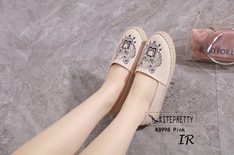 รีพีทแบบขายดี!!! พร้อมส่ง ของขาดไปหลายเดือน มาแล้วนะคะ หายากมาก ผ้าแคนวาสยกพื้นปักหน้าเสืองานสวยเป๊ะ พื้นนวมนิ่ม พื้นหนา 1 นิ้ว แบบสวยไฮโซ ใส่แล้วคุณจะโดดเด่น จนเพื่อนๆอิจฉาแน่นอน!!!