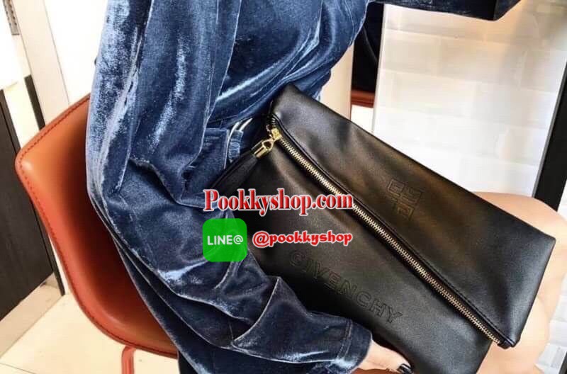 รุ่น BEST SELLER มาเพิ่มอีกรอบคะ กระเป๋า Givenchy shoulder bag หนัง PU เนื้อดี ดีไซด์เก๋มากคะ ด้านหน้า ปั้ม logo brand หัวซิป ประดับพู่ ด้านในบุด้วยผ้า water proof ปั้ม logo brand มีช่องเล็กใส่ของจุกจิกคะ