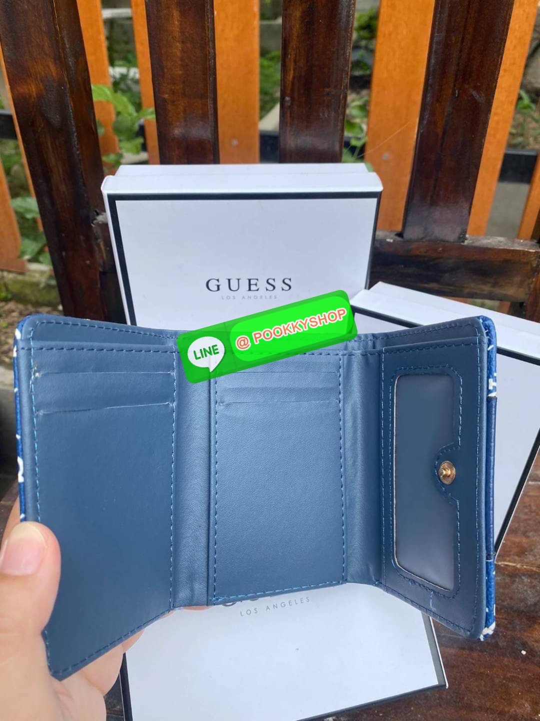 Guess กระเป๋าสตางค์ใบสั้น 3 พับ พร้อมกล่อง มีช่องใส่บัตร ใส่แบงค์พันได้ไม่ต้องพับ ข้างหน้าติดโลโก้แบรนด์อะไหล่ทอง สวย หรู ดูแพง ไปอีกจ้า