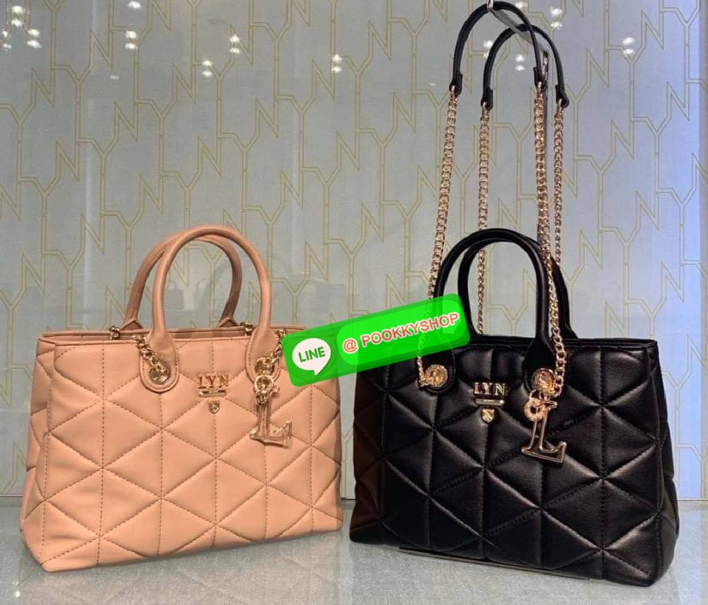 Lyn ทรงถือ/สะพายไหล่ เปิด/ปิดกระเป๋าด้วยกระดุมแม่เหล็ก มี 2 ช่องใช้งานใหญ่ๆ ตรงกลางมี 1 ช่องซิป ช่องลับอีก 2 ช่อง มีหมุดรองฐาน 4 จุด อะไหล่ทองหรูๆ