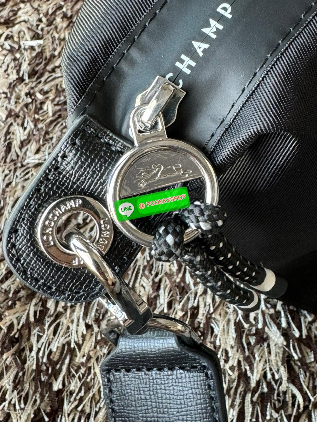 Longchamp LE PLIAGE ENERGY M YOGA BAG คอลเลกชั่นสุดเก๋ของ Longchamp ที่ซึ่งเป็นอีกหนึ่งแฟชั่นมาบรรจบกับกีฬา ออกแบบด้วยรูปแบบการเคลื่อนไหว ประสิทธิภาพ และความทนทานที่หลากหลาย ผลิตด้วยผ้าโพลีเอไมด์รีไซเคิลที่ผ่านการรับรอง ECONYL หัวซิปกันน้ำ มีให้เลือกหลายส