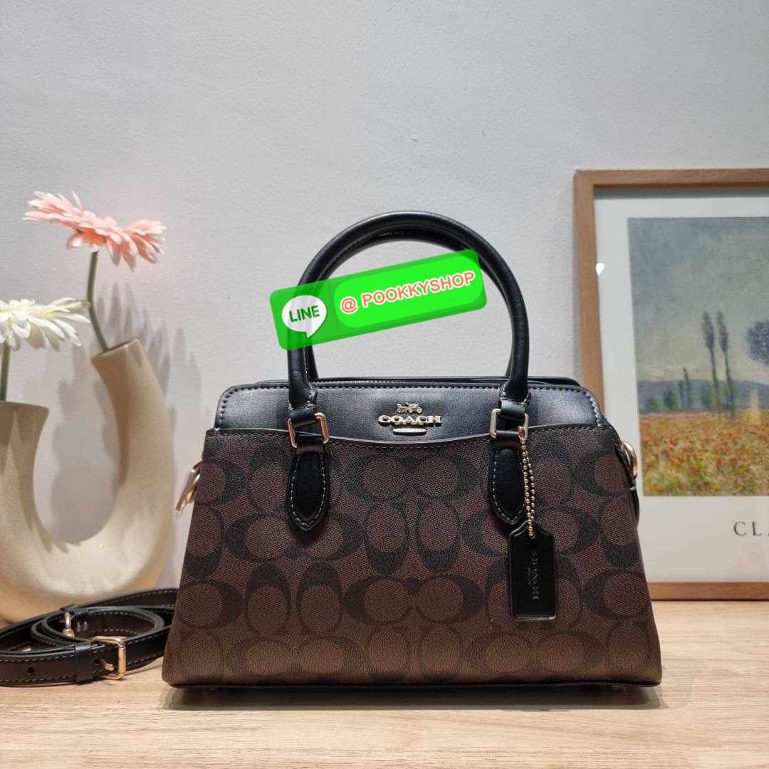 COACH CH503 MINI DARCIE CARRYALL IN BLOCKED SIGNATURE CANVAS คอลเลคชั่นใหม่ กระเป๋าสะพายทรงถัง ไซส์มินิ ดีไซน์ออกมาดูหรูมาก วัสดุหนังแคนวาสเคลือบผิว สวย คลาสสิค มาพร้อมสายสะพายข้างและหูหิ้วในตัว ถอดออกถือคล้องแขนเก๋ๆ หรูๆยังได้ ภายในเป็นช่องโล่ง แบ่งสัดส่