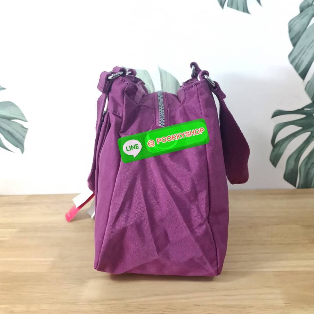 KIPLING ELISE HANDBAG กระเป๋าถือและสะพายไหล่ วัสดุ Nylon +Polyester ขนาดกำลังพอดี จุของได้มาก มีหูจับสองสาย ถือสะดวก น้ำหนักเบา มีช่องซิป ด้านหน้า ช่อง กระเป๋าหลักเปิด-ปิดด้วยซิป มี3 ช่องว่างใส่ของได้จุมากๆ ใส่มือถือได้ กระเป๋าสตางค์ใบยาว และ เครื่องสำอาง