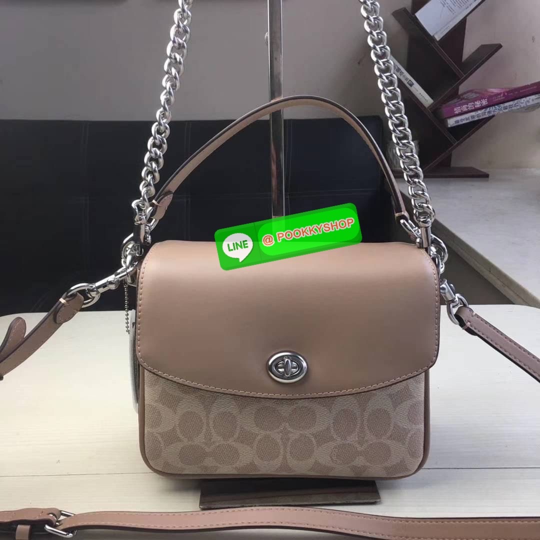 COACH 89089 CASSIE CROSSBODY 19 IN SIGNATURE CANVAS คัมแบ็คแล้วจ้า!! เรียบหรู ดูดี ต้องไอเท็มนี้เลย!! กระเป๋าสะพายข้าง สุดพิเศษ!! มีสายมาให้ถึง 3 แบบ!! สลับใช้แมทช์ตามสไตล์ได้เลย วัสดุหนังแคนวาสสลับหนังแท้ บอกเลยว่าสวยทุกสีนะคอลนี้ เปิด-ปิดด้วยตัวบิดล็อค