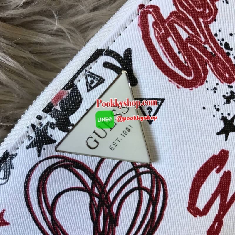 GUESS ABREE PRINTED ZIP-AROUND WALLET กระเป๋าสตางค์ใบยาวด้านหน้าประดับโลโก้แบรนด์นูนสามเหลี่ยม เปิดปิดด้วยซิป ภายในมีช่องใส่บัตร ช่องใส่ธนบัตร มีช่องซิปใส่เหรียญ และมีช่องยาวสามารถใส่บุ๊คแบงค์ได้ค่ะ