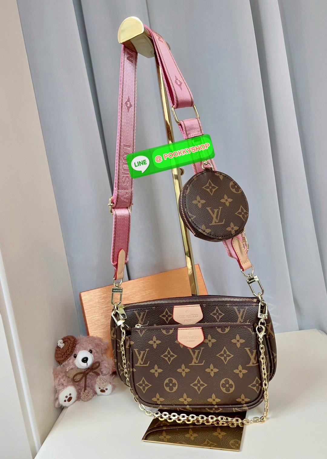 หนึ่งในรุ่นLV ที่สาวๆต้องมีติดตัวอย่างน้อยหนึ่งใบค่าา สวยดังเดิม! LOUIS VUITTON MULTI POCHETTE ACCESSORIES ((vip gift ตปท.)) 🔖พร้อมส่ง! มีถึง3ใบด้วยกันในหนึ่งเซตนะคะ ได้รุ่นนี้ไปใช้สะพายได้ยาวๆแน่นอนค่าสาวๆ 🔖หนังแท้ หนังนิ่มอย่างดี อะไหล่ท