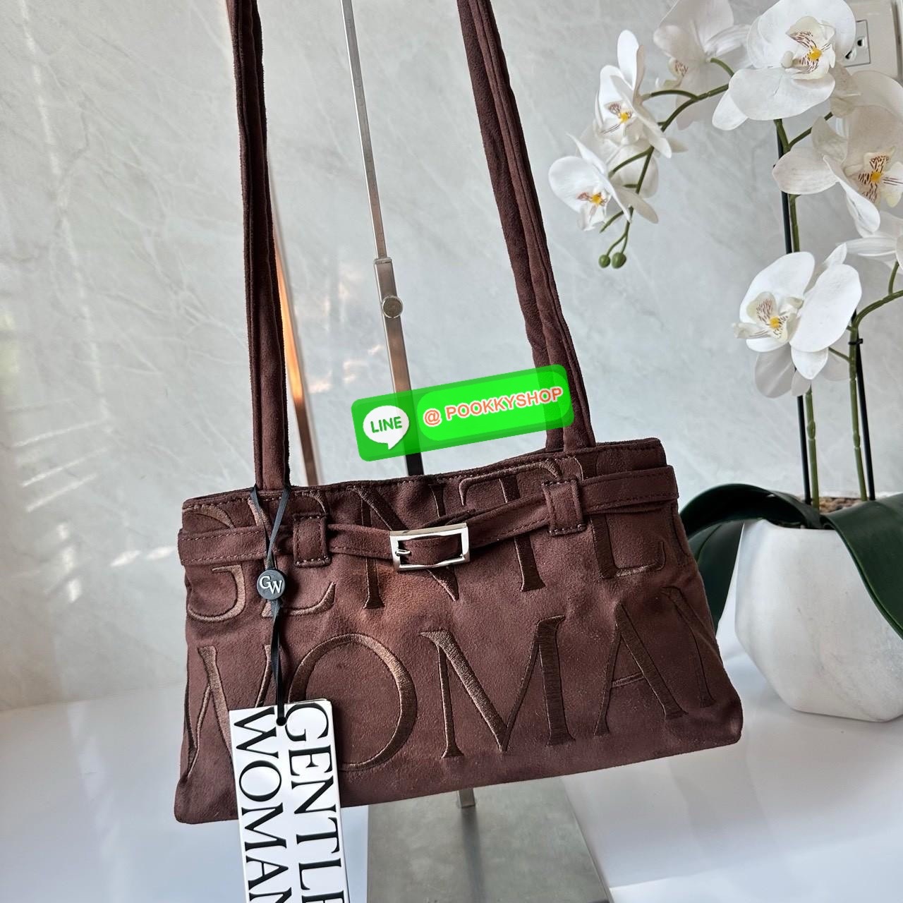 GENTLEWOMAN SUEDE BALLERINA BAG 🔖กระเป๋า Ballerina Bag ในวัสดุหนังกลับ (suede edition) พร้อมโลโก้ปักสีเดียวและรายละเอียดหัวเข็มขัด ทำให้ดูเก๋มีสไตล์โดดเด่น 🔖วัสดุ: หนังกลับ 🔖เปิด-ปิดแบบสแน๊บแม่เหล็ก ภายช่องโล่งกว้างจุของได้เยอะ