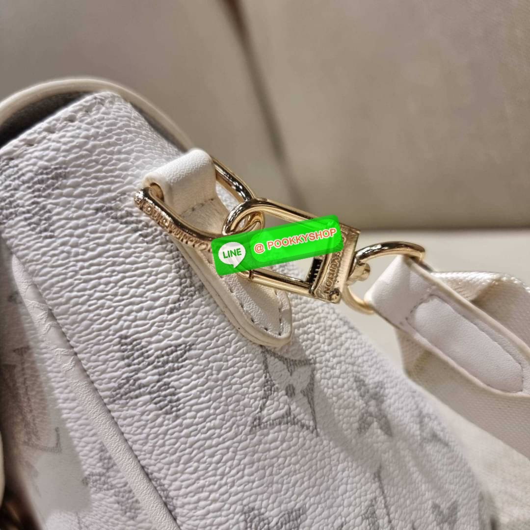 NEW ITEM!! LV CROSSBODY BAG WITH GWP กระเป๋าสะพายข้างพรีเมี่ยมกิ๊ฟ สีสวย คุณหนูสไตล์สุดๆ วัสดุหนังแคนวาส เปิด-ปิดกระเป๋าด้วยกระดุมแม่เหล็ก ภายในเป็นช่องโล่ง มีช่องซิปและช่องแยกให้ ใส่ของใช้สำคัญได้สบายๆ มือถือ พาวเวอร์แบงค์ เครื่องสำอางค์ ของจุกจิกได้หมดจ