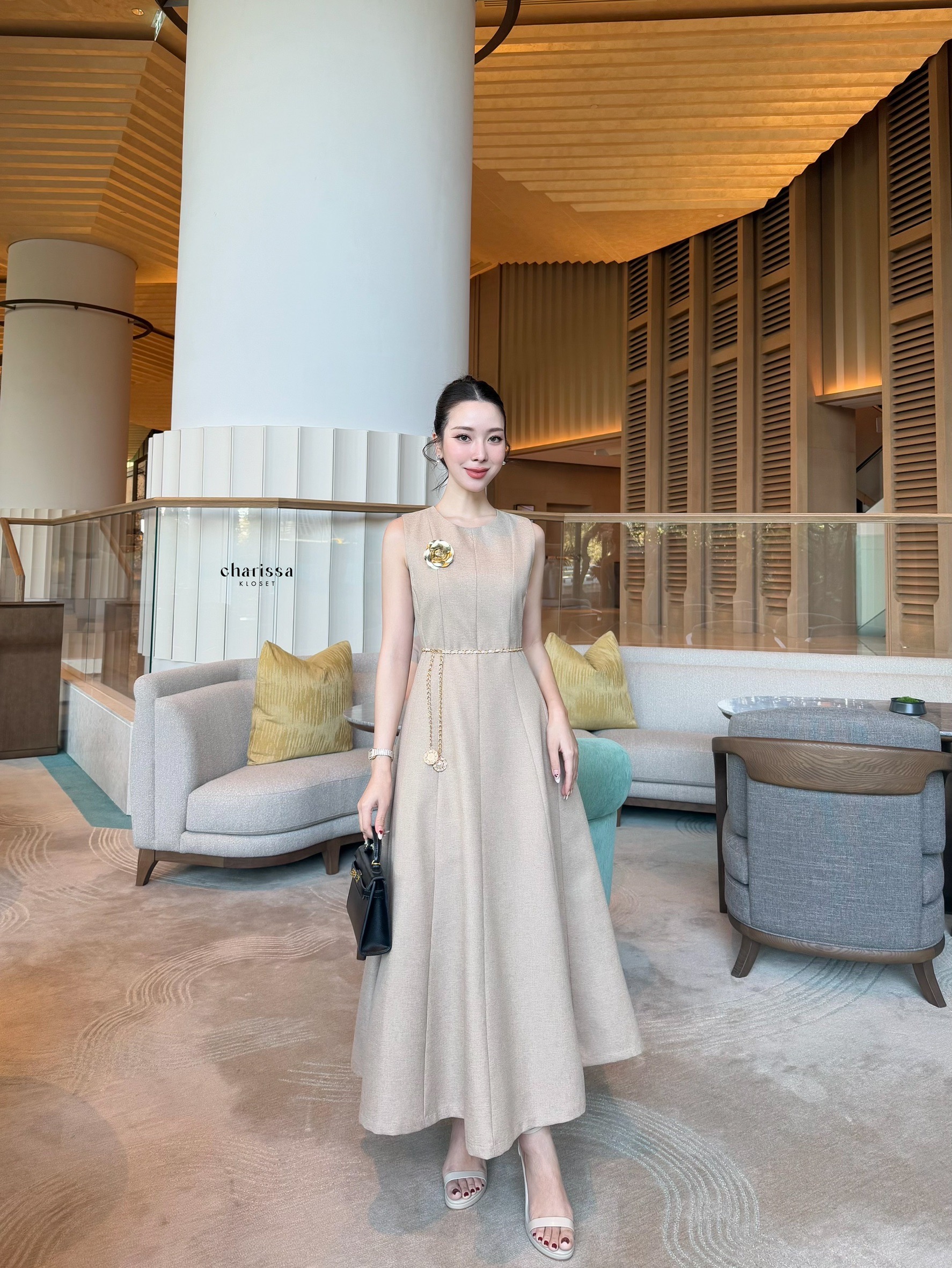 เดรสแฟชั่น แม็กซี่เดรสมาพร้อมเข็มขัดโซ่และดอกไม้