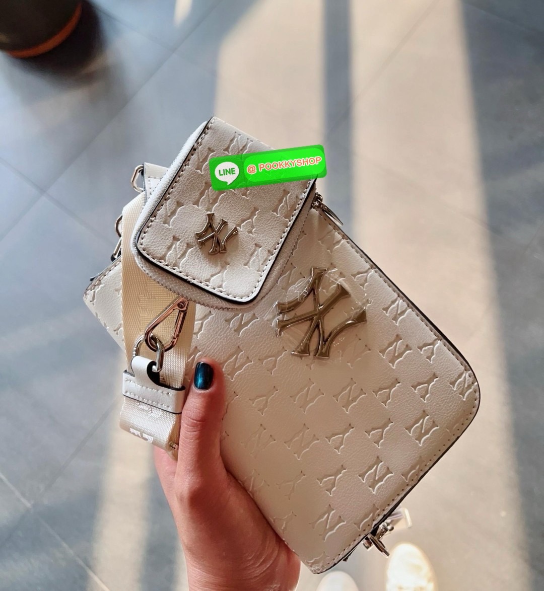 NEW IN! ใบจริงน้องสวยมากๆ คุ้มแก่การมีติดตัว! MLB MONOGRAM EMBO CROSS BAG 💌พร้อมส่ง! ใครมีแล้วหรือจะมีเพิ่มหรือซื้อเป็นของขวัญให้เพื่อนๆรุ่นนี้ไม่ทำให้ผิดหวังค่ะ หนังแท้อย่างดี ปั้มลายแบรนด์ทั้งใบ