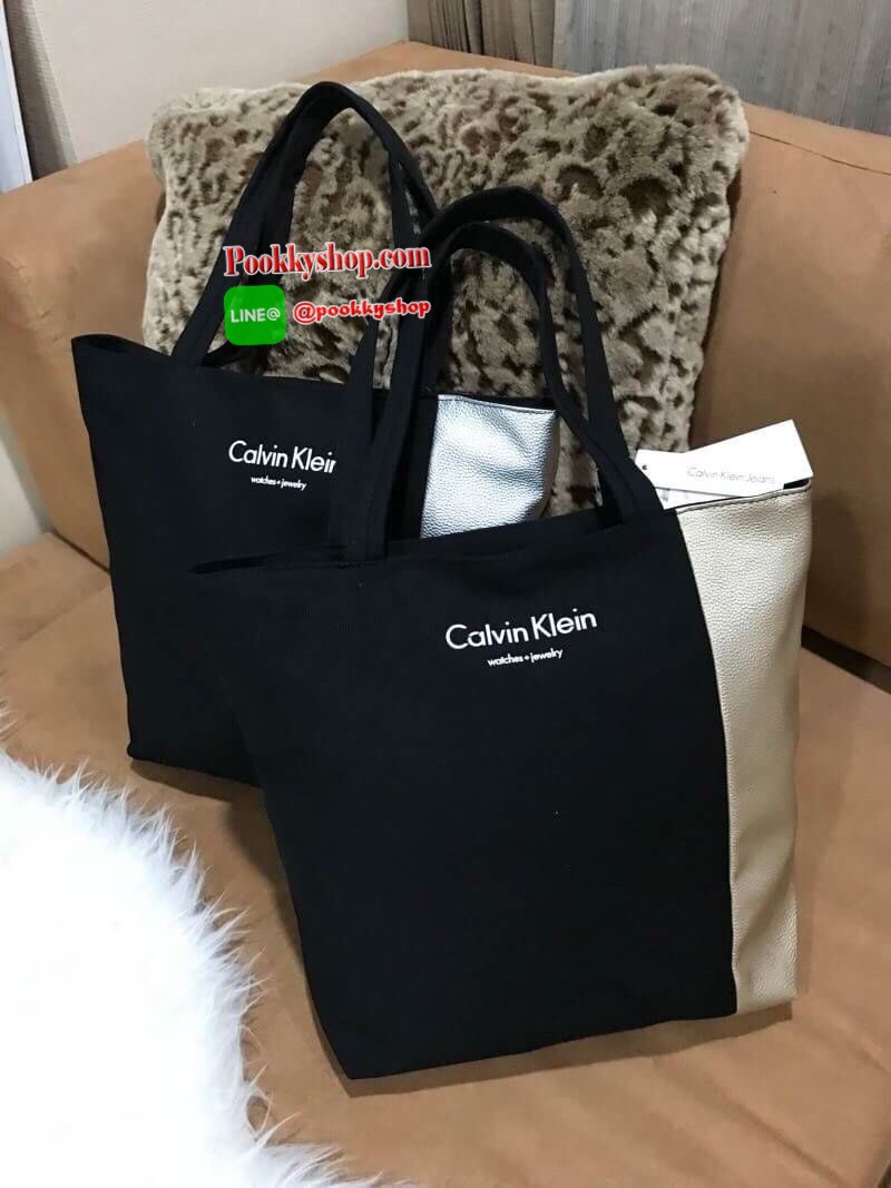 Calvin Klein Jeans Original Tote Bag กระเป๋าสะพายทรง Tote รุ่นแนะนำจาก Calvin Klein Jeans วัสดุ Canvas สีดำตัดด้วยหนังสังเคราะห์ด้านข้างดูมีดีเทล ด้านหน้ามีโลโก้ น้ำหนักเบา ใบใหญ่กำลังดี เปิดปิดด้วยซิปสะดวกใช้ หัวซิปแบรนด์ ภายในมีโลโก้และช่องซิป สามารถใส่