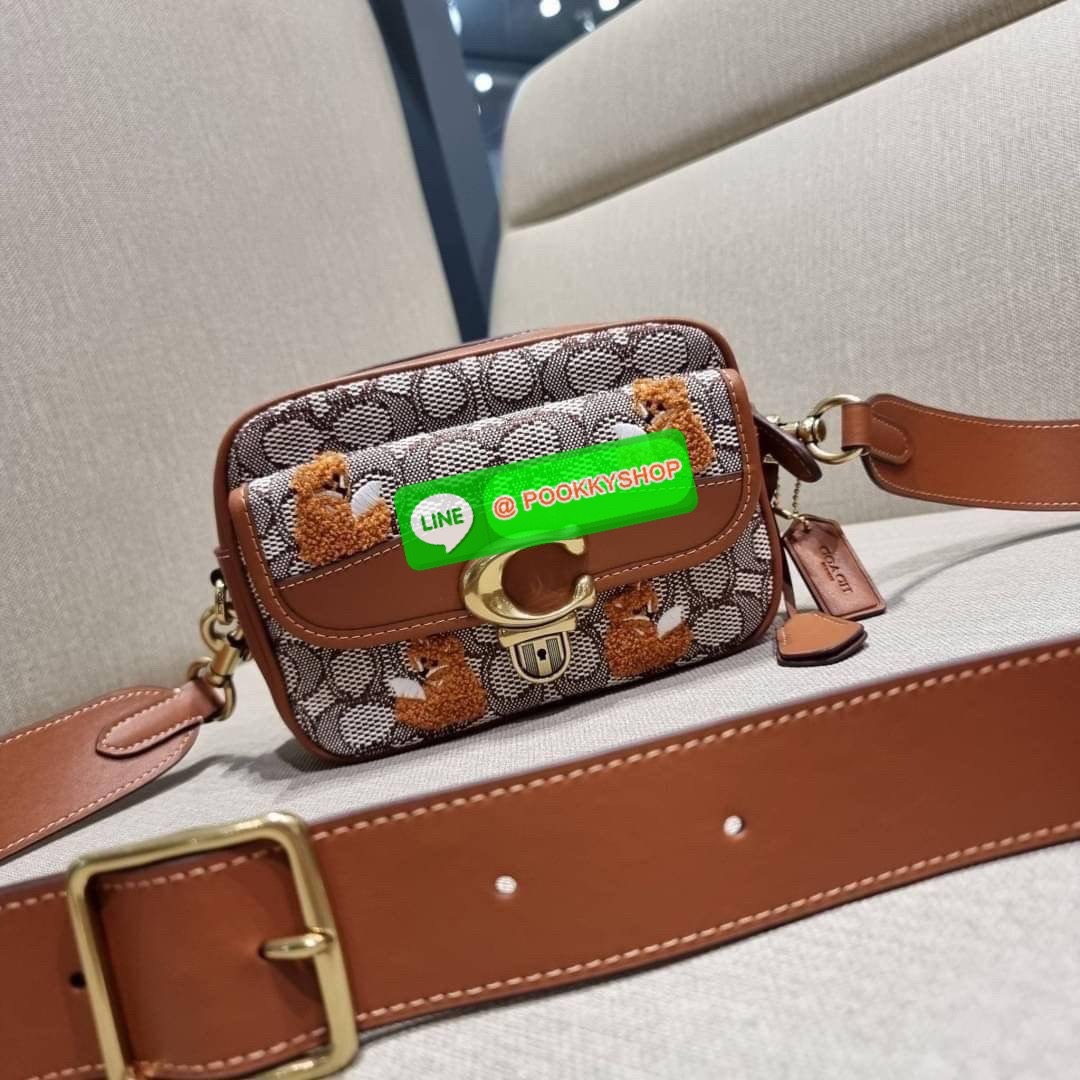 COACH C7764 STUDIO CAMERA BAG 19 IN SIGNATURE TEXTILE JACQUARD WITH CREATURES น้องเล็กใหม่สุดอีกหนึ่ง!! ขนาดเล็กกะทัดรัด มาแบบเลิศๆหรูๆมากแม่ พร้อมเทกเจอร์สุดคิ้วท์!! กระเป๋าสะพายข้างลุคไฮน์ ที่ดีไซน์ออกมาได้ปัง และดูแพงมากๆ ด้วยดีเทลคลาสสิคผสานความเป็นเอ