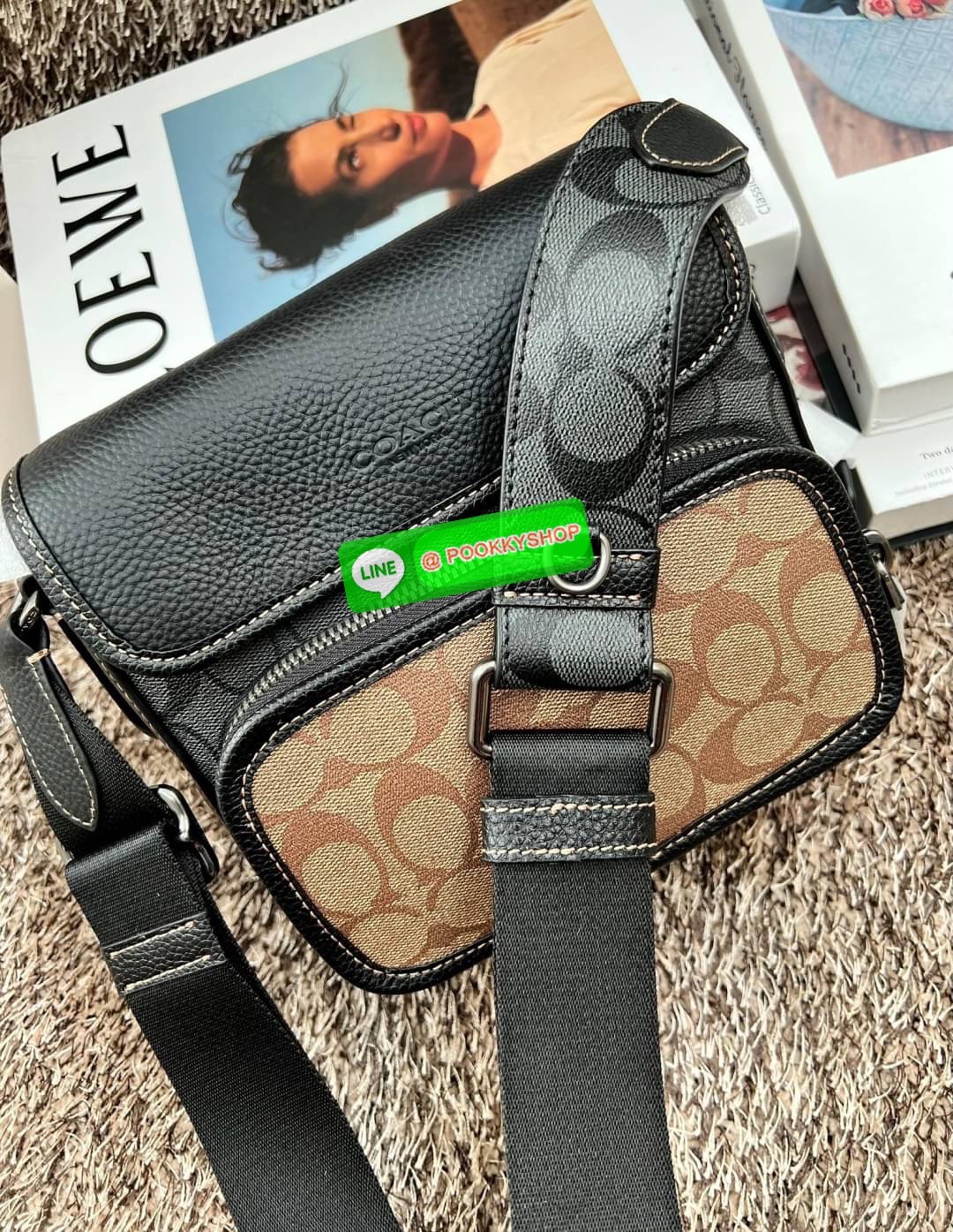 NEW IN! COACH SULLIVAN FLAP CROSSBODY IN BLOCKED SIGNATURE ((CC032)) พร้อมส่ง! รุ่นที่หนุ่มๆถามถึงกันเข้ามา กับกระเป๋าสะพายแบบครอสบอดี้ร์ หนังแท้อย่างดี สวยมากๆ สามารถพกพาไปได้กับทุกๆวัน 🌟รุ่นนี้ห้อยพวงแบรนด์ด้านข้างมาให้2พวงค่ะ ด้านหน้ามีข่องซิปห