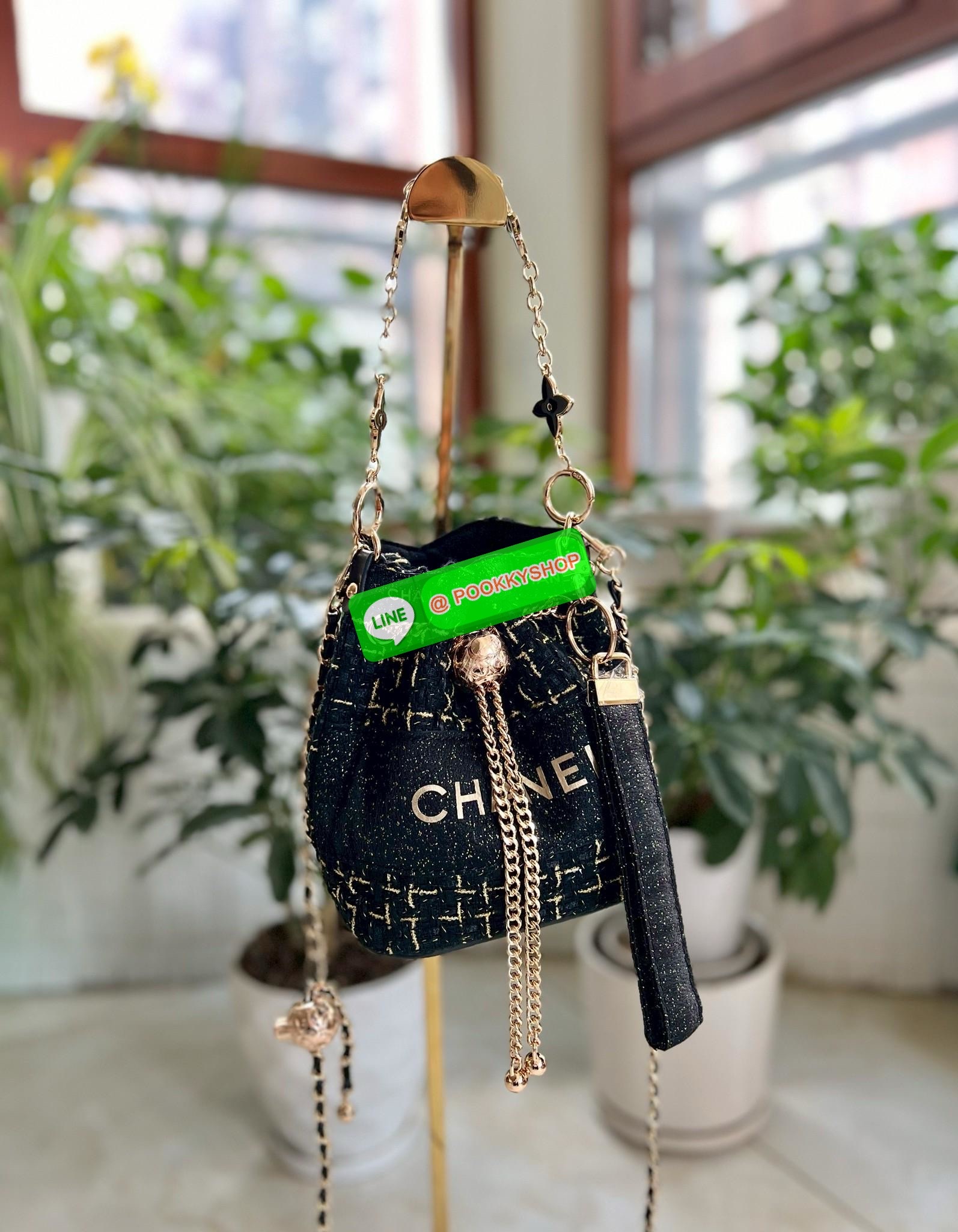 NEW NEW NEW **สินค้าเข้าใหม่** รุ่นนี้บอกเลยว่าสวยทุกอนุ หิ้วไปไหนมาไหนคือเริ่ดไปเลยค่าา CHANEL BUCKET TWEED WITH CHAIN BAG ((Premium gift make up ตปท.)) มีป้ายNot for sale 🔖พร้อมส่งค่าสาวๆ รอบนี้ได้มาไม่เยอะ! กับกระเป๋าขนาดกลางกำลังดี วัสดุผ้าTwe