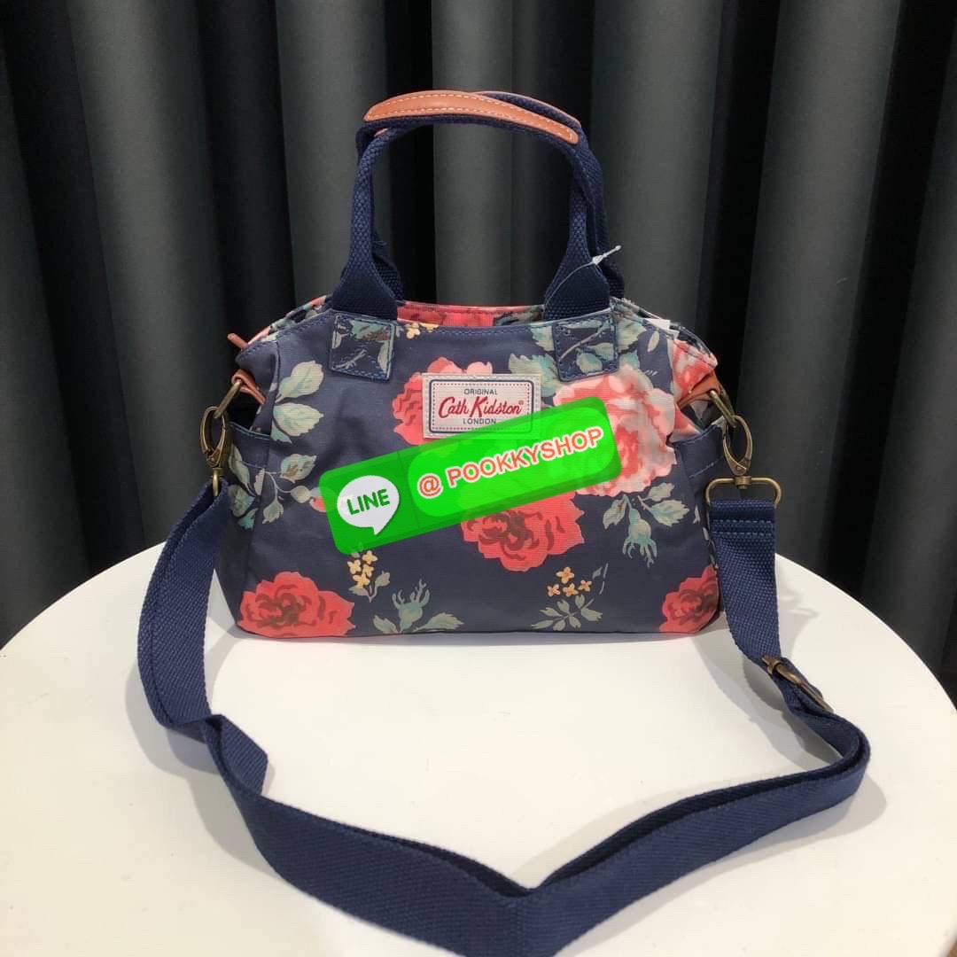 Cath Kidston Mini day Bag กระเป๋าถือหรือสะพายสุดชิค เหมาะสำหรับใช้สะพายในวันทำงานหรือวันสบายๆ เก็บของใช้ระหว่างวันได้เยอะค่ะ เปิด-ปิดด้วยซิป ด้านในมี 1ช่องใหญ่ ช่องซิป 1ช่องและช่องเล็กให้แยกเก็บมือถือของจุกจิก สวยคุ้มมากๆ มีหูจับ มาพร้อมสายสะพายยาวปรับระด