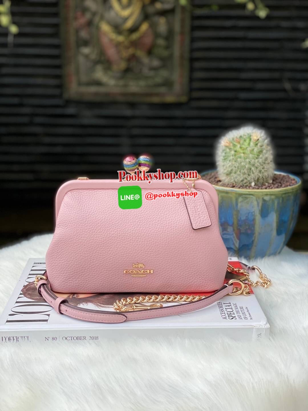 กระเป๋าสะพายข้าง COACH C1451 NORA KISSLOCK CROSSBODY วัสดุ Refined pebble leather and smooth leather ด้านในกระเป๋ามีช่องใส่ของเอนกประสงค์ สายคล้องกระเป๋าแบบถอดได้ 22 3/4 "สำหรับสะพายไหล่หรือสะพายข้าง