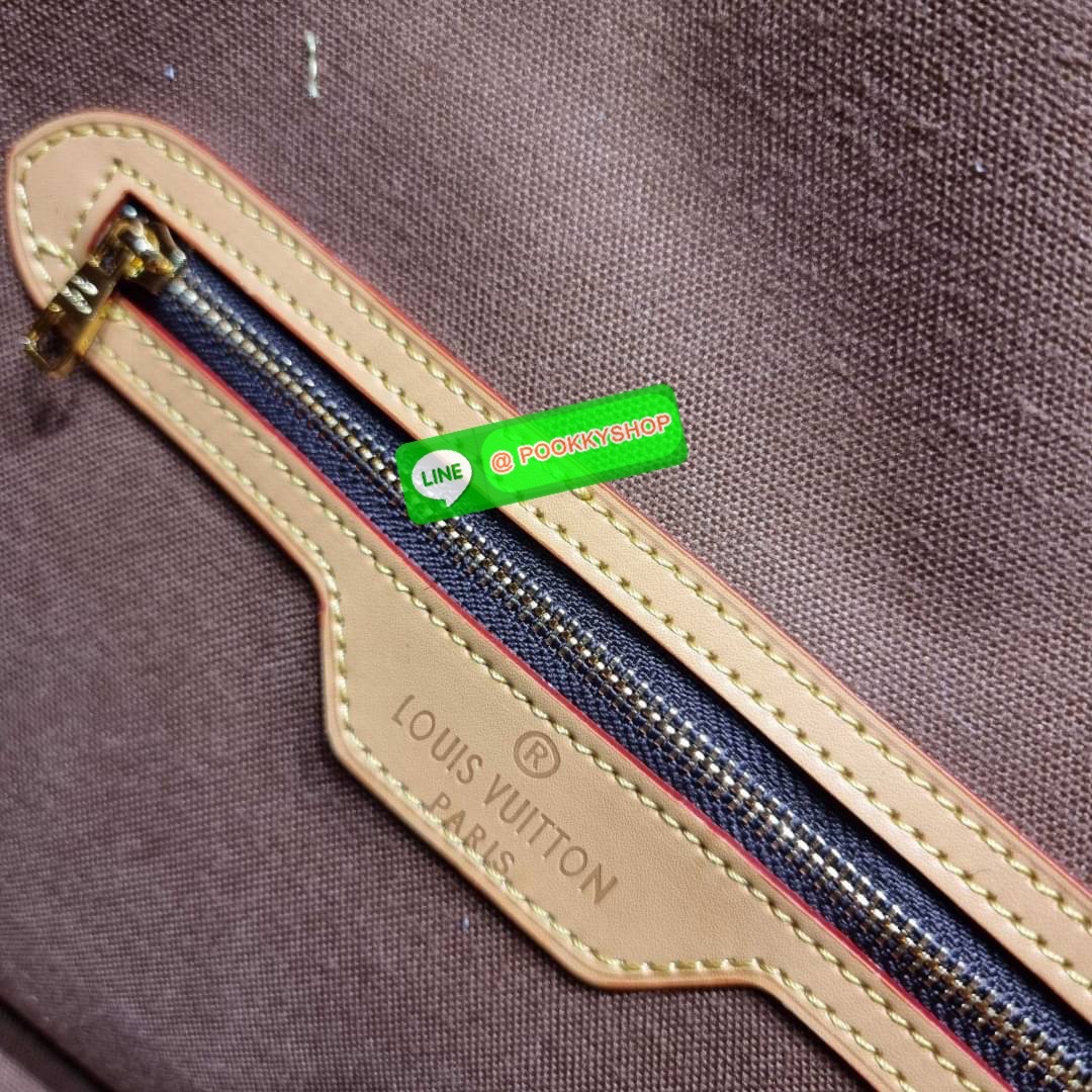 LV GIBECIERE CROSSBODY BAG กระเป๋าสะพายข้างใบใหญ่ ทรงแมสเซนเจอร์ เอาใจหนุ่มๆ ดีไซน์วินเทจ ย้อนยุค คลาสสิคไม่มีเบื่อ วัสดุหนังแคนวาส ทนทาน เปิด-ปิดด้วยสายคาดปรับระดับได้ ภายในมีช่องแบ่งเป็นสัดส่วนอย่างดี มีช่องซิป สายสะพายปรับได้ตามชอบ ใส่ของได้เลยแบบจุใจ