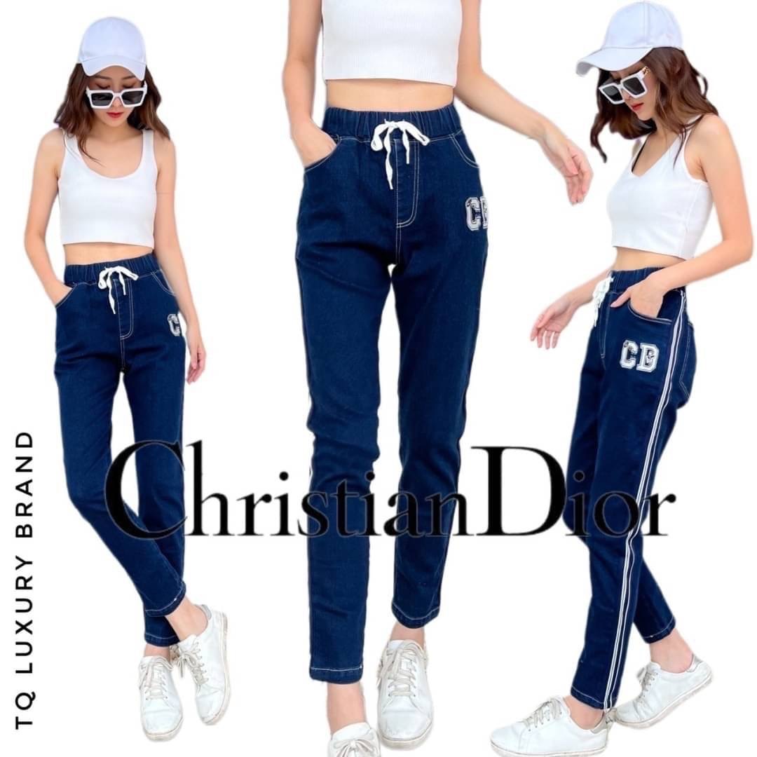 พร้อมส่ง!!! กางเกงยีน Dior งานป้ายแต่งแถบโลโก้กางเกงยีนยืด แต่งแถบปักโลโก้ เอวสม็อคสวยใส่สบายมาก ผ้ายืดเยอะคุณภาพดีมาก10/10 lable Dior
