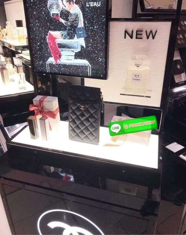 พร้อมส่งแล้วค่ะ ❤️🤍 พร้อมส่งที่ไทยค่าา กระเป๋าสตางค์รับทรัพย์ แนะนำรุ่นนี้เลยคะ งานกิ้ฟ กระเป๋าสตางค์ทรงสวย สะดุดตา หนังสัมผัสลายด้าน จากแบรนด์ CHANEL ด้านหน้ามีโลโก้แบรนด์ CC สีทองหรู มีช่องซิปยาว ใส่ธนบัตร ด้านหน้าใส่มือถือขนาดเท่า NOTE10