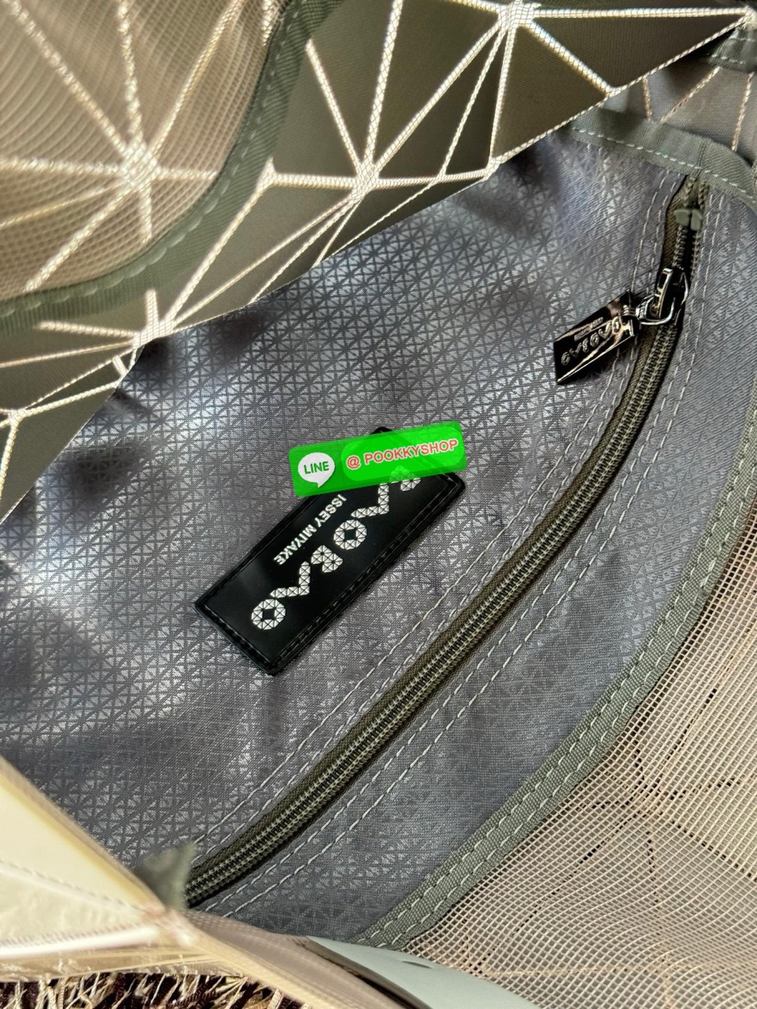 Baobao Issey Miyake 6x6 กระเป๋า Tote รุ่นนี้ถือว่าเป็นกระเป๋า Tote ไซส์กลางที่เหมาะกับการพกพาสิ่งของที่จำเป็นในทุก ๆ วัน มาพร้อมสายที่สามารถปรับได้ทั้งสองสาย และมีช่องใส่ของช่องเล็กด้านใน 1 ช่อง จุของได้เยอะแถมยังทนทาน ใช้เป็น Everyday Bag ได้เลยคะ พกพาสะ